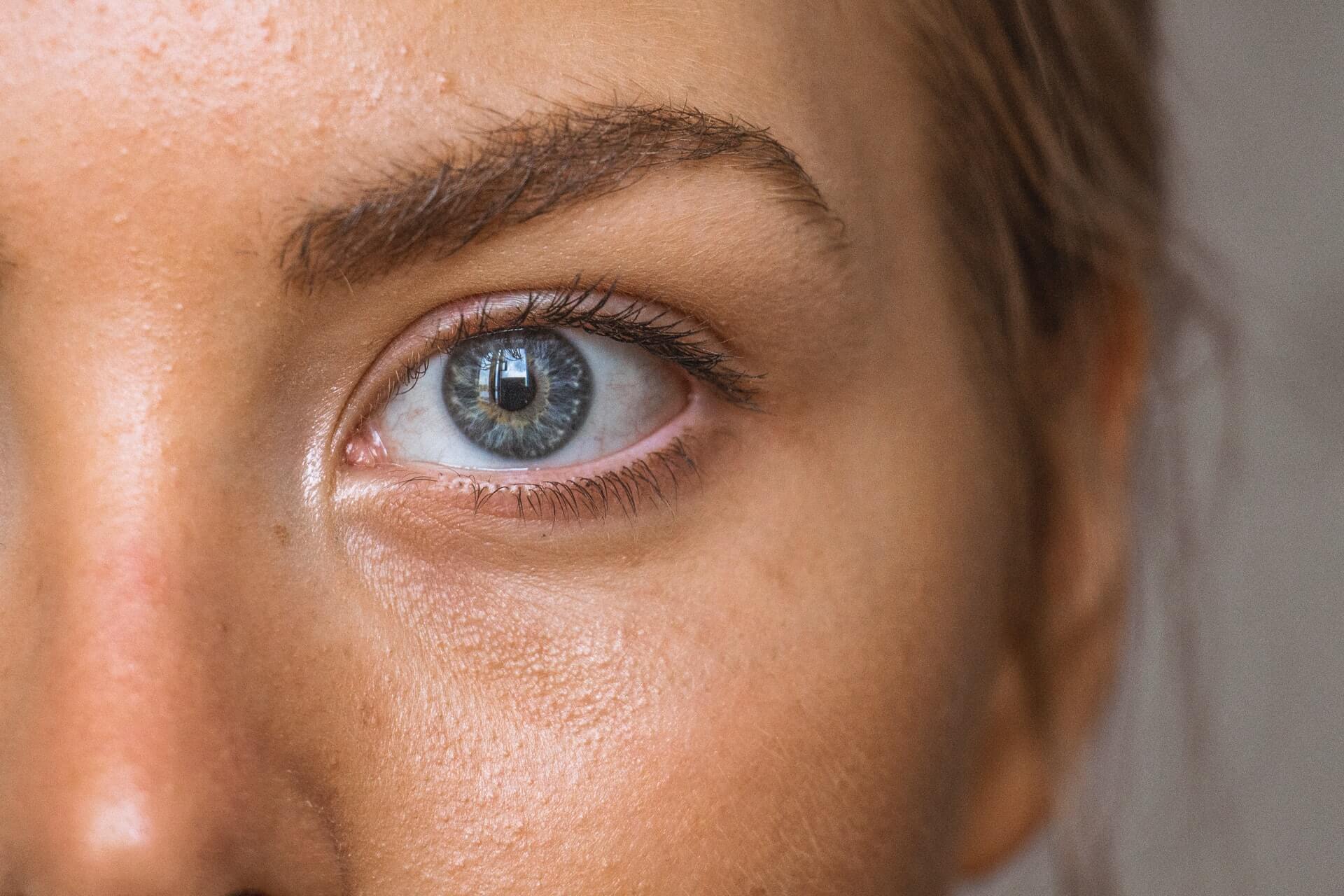 Jak dbać o skórę wokół oczu?