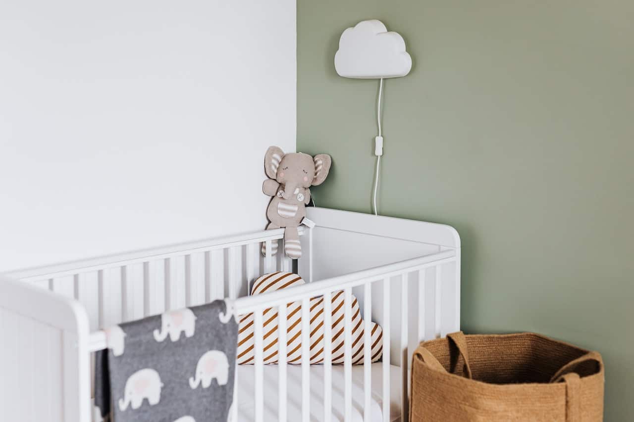 Prześcieradło do łóżeczka dla niemowląt – jak je odpowiednio wybrać?