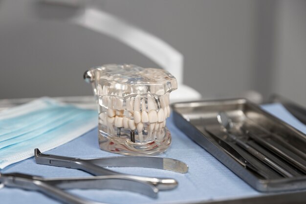 Czy implanty stomatologiczne są dla każdego? Rozważania na podstawie najnowszych technologii