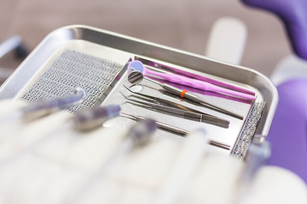 Jak prawidłowo utrzymać higienę narzędzi stomatologicznych za pomocą sterylizatorów parowych?