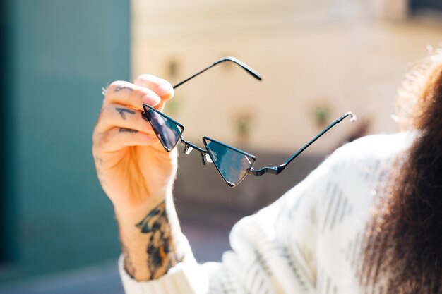 Jak wybrać doskonale dopasowane okulary korekcyjne dla siebie – praktyczny poradnik