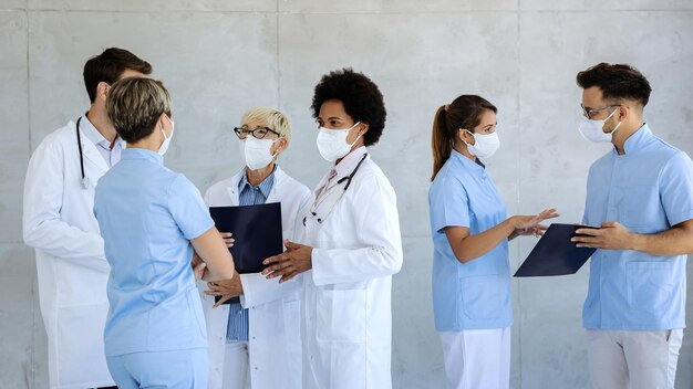 Ubezpieczenie zawodowe dla pracowników służb medycznych – kryteria wyboru